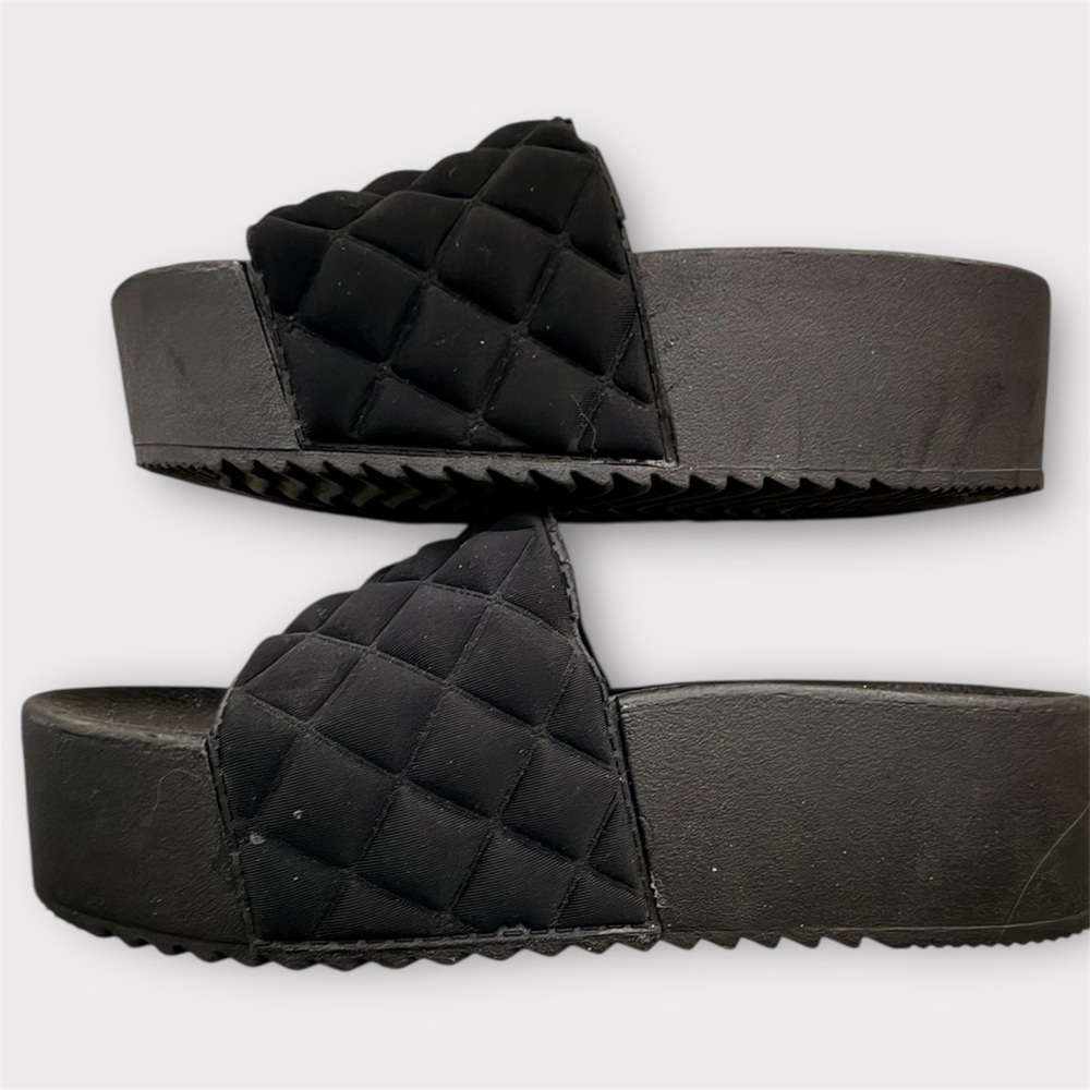 Forever 21 Black Quilted Sandals - Picture 3 of 4